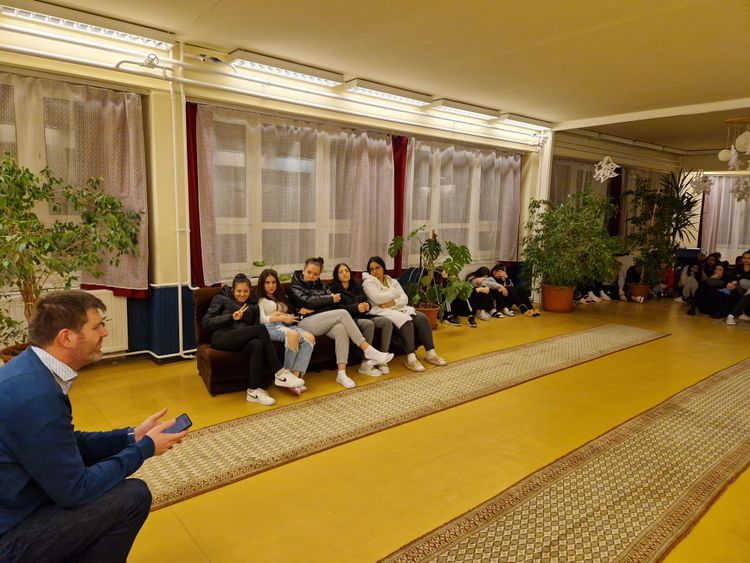 Kirekesztés, kiközösítés Roma Ádám előadása a kollégiumban