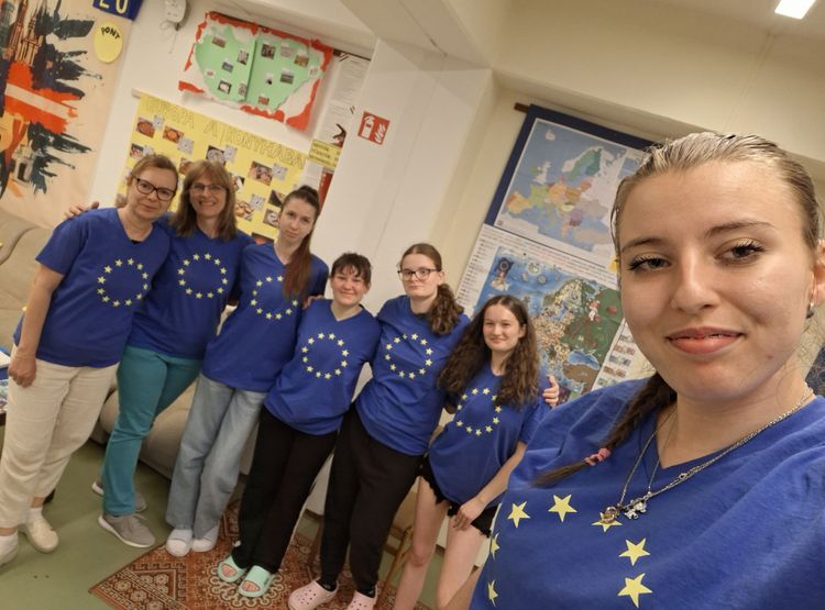 Megújult iskolánkban az EU pont a könyvtárban