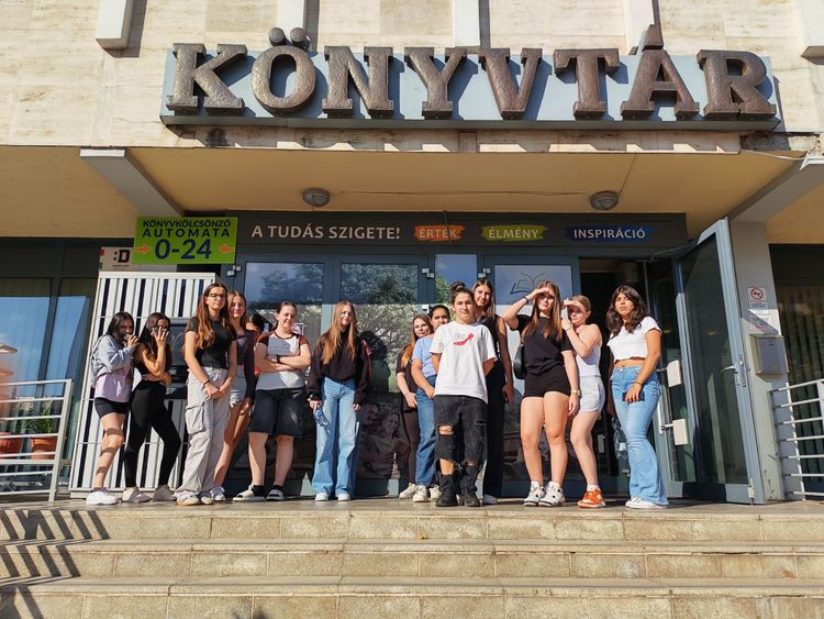 Könyvtárlátogatás a kolisokkal