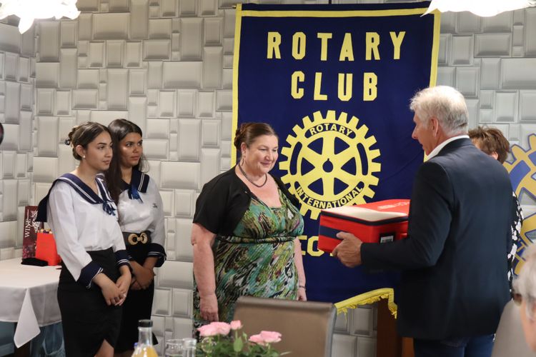 Csecsemőújraélesztési fantomot adományozott a Rotary Club Nyíregyháza iskolánknak