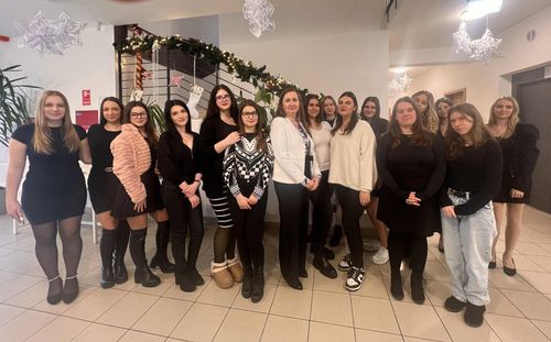 Karácsonyi ünnepi műsorral lepték meg az időseket a Zay Anna Technikum és Kollégium diákjai